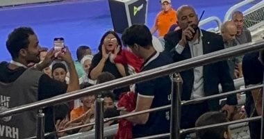 توزيع قميص منتخب الناشئين للجماهير في المدرجات قبل مواجهة الدنمارك