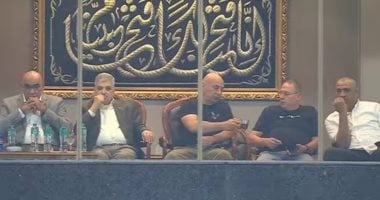 لحظة اليوم في الدوري.. حسام حسن وطارق سليمان يستمتعان بـ"مزاج الشاي" من المدرجات