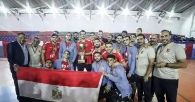 احتفال رجال يد الأهلي بكأس الأمير مولاي الحسن.. تحضيرات مكثفة لمنافسات أفريقيا 2025